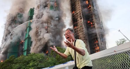 Zjarri i fuqishëm përfshin tre ndërtesa të larta 31-katëshe në Hong Kong, viktima dhe banorë të bllokuar brenda