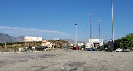 Tentoi të nxirrte nga Shqipëria 42 000 euro pa i deklaruar, i sekuestrohen