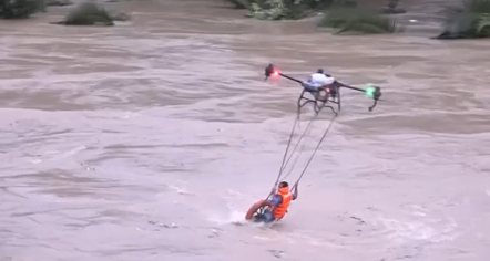 Ishte bllokuar nga lumi i rrëmbyer, fermeri shpëtohet me dron
