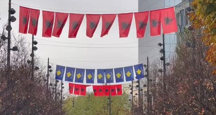 Prishtina vishet kuqezi për 28 Nëntorin