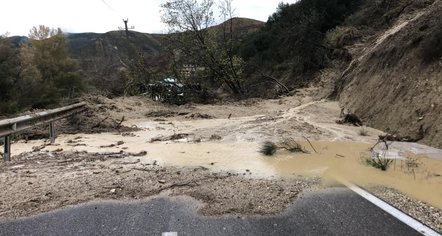 Bllokohet qarkullimi në aksin Peshkëpi–Poçem, shkak rrëshqitja e dherave