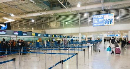 Kaos në aeroportet greke, pezullohen fluturimet pas problemeve me frekuencat radio