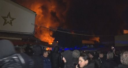 Zjarr i madh në lagjen 5 Maji në Tiranë, gazetari: Dëme miliona euro, flakët po përpijnë gjithçka