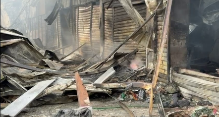 Zjarri te “5 Maji”, shkrumbohen 100 dyqane dhe miliona euro dëm, flakët vijojnë ende