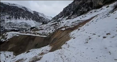 Rrëshqitje masive dheu në fshatin Bashaj, mbi 100 banorë të izoluar