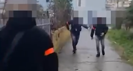 Grabiti me thikë një market në kryeqytet, momenti kur vihet në pranga autori i dyshuar