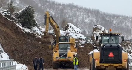 Masiv dherash në rrugën Qukës - Qafë Plloçë, aksi i bllokuar edhe për 7 ditë 