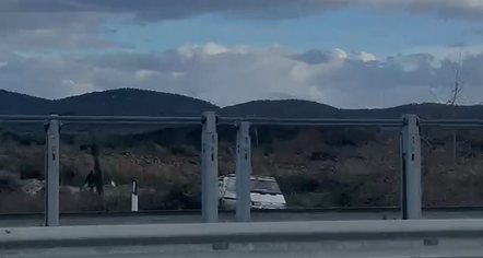 Digjnin goma pranë autostradës në Vlorë për të marrë telat, arrestohen disa persona
