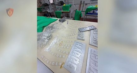 Zbulohet në Kamëz magazina ku stampoheshin veshje me logo false, arrestohet 46-vjeçari turk, një tjetër në kërkim