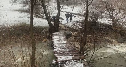 Izolimi në Shtrezë, reshjet dhe ura e dëmtuar lënë nxënësit jashtë shkollave