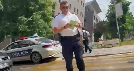 Djali i heroit të Kosovës gjobitet nga policia pse vendosi stemën e UÇK-së në targa