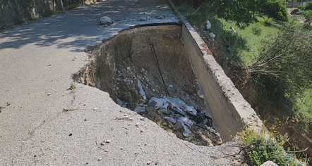 Dëmet në Lazarat, në vend të rrugës një gropë që rrezikon jetë