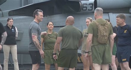 Hegseth stërvitet me ushtarët, vrap dhe “pompa” me trupat amerikane në Singapor