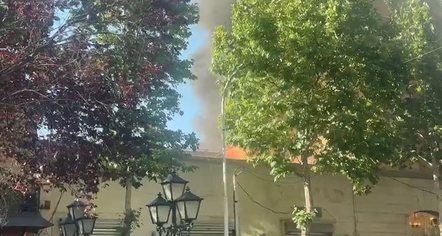 Zjarr në “Rrugën e Kavajës” në Tiranë, tymi mbulon zonën