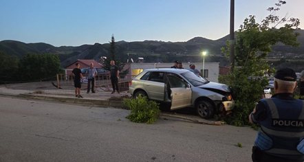 Automjeti me shpejtësi tej normave del nga rruga dhe përplaset me shtyllën në Gramsh 