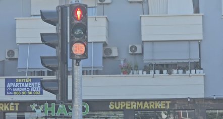 Rikthehen semaforët në Vlorë pas 30 vitesh, qyteti përshtatet me rregullat e reja