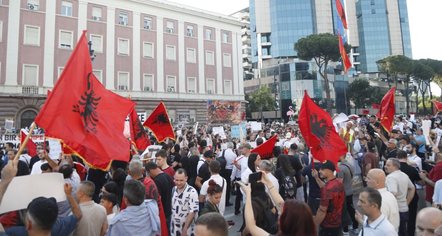 “Pa dorëheqje s’ka dialog”, protestuesit i përgjigjen Ramës, vijon tubimi para Kryeministrisë