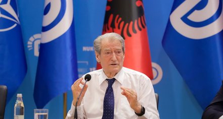 Berisha për Zvërnecin: Telat me gjemba i ka urdhëruar vetë Edi Rama. Ligjet e përcaktojnë që duhet të ulesh me komunitetin dhe të bisedosh
