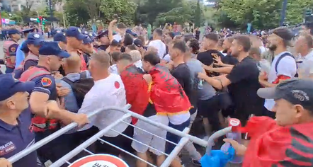 Tensione në Bulevard, protestuesit çajnë kordonin e policisë