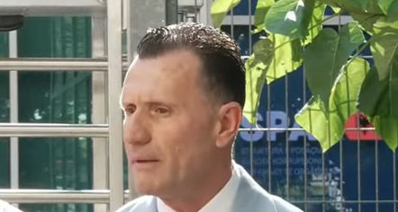 Avokati i Metës kundërshton vendimin e GJKKO: E papranueshme ta mbash në kafaz xhami