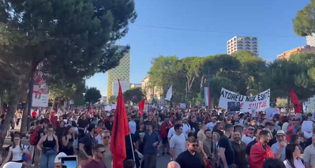 Dita e gjashtë e protestës, qytetarët marshojnë drejt Kryeministrisë. Rama takim me banorët e Zvërnecit në Vlorë