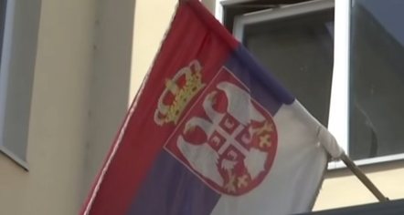 Largohet flamuri i Serbisë në Qendrën e Votimit në Pejë