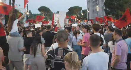 Dita e tetë, qytetarët protestë para Kryeministrisë