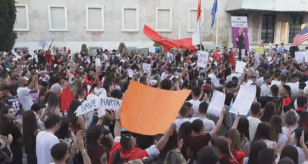 Dita e nëntë e protestës, qytetarët grumbullohen para Kryeministrisë 