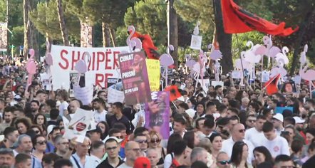 Protestuesit: Shqipëri e re; Rama: Nuk jemi tradhtarë, projekti do të bëhet
