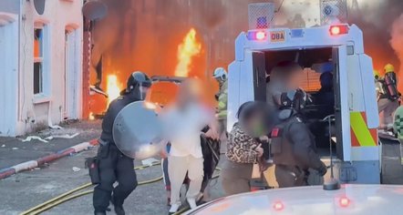 Kaos, zjarr dhe dhunë në Belfast! Protesta kundër emigracionit, digjen banesa e makina