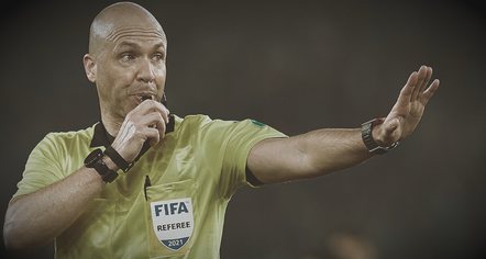 Deri në 100 mijë dollarë! FIFA shpërblen arbitrat, bonuse për ndeshjet me rëndësi