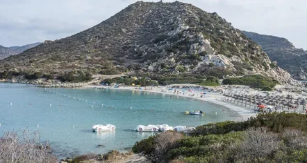 Plazhi i famshëm ndalon çadrat për vizitorët nga 10 deri në 65 vjeç