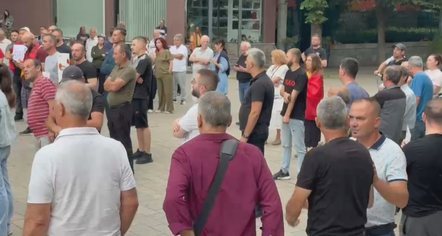 “I kuptojmë të rinjtë”, turistët e huaj solidarizohen me protestat në Korçë