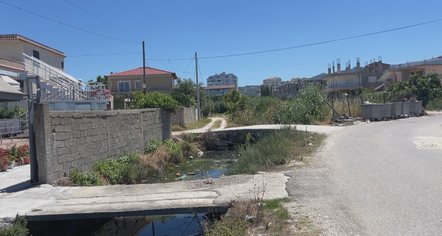 Ndotja nga kanalet e hapura, mushkonja dhe aromë e rëndë në lagjet e Vlorës
