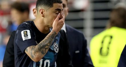 Mbuloi gojën teksa fliste, Miguel Almirón, futbollisti i parë që ndëshkohet me të kuq