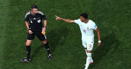“Diktatori” Mbappe, “urdhëron” arbitrin t’i japë shiritin e kapitenit shokut të skuadrës