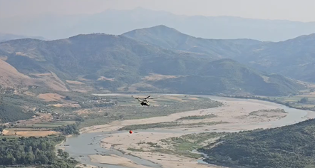 Helikopteri vë nën kontroll zjarrin në Mallakastër