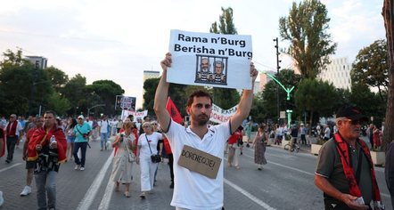 Nis dita e 29-të e protestës, qytetarët mblidhen para Kryeministrisë