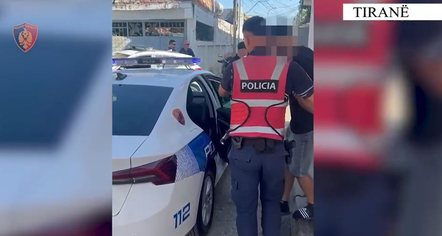 Qarkullonte i armatosur si pasagjer, vihet në pranga 21-vjeçari në Tiranë