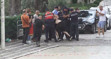 Përshkallëzohet tensioni para Parlamentit, shoqërohen disa protestues