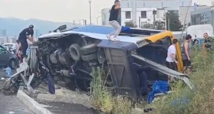 Aksident i rëndë në autostradë, furgoni del nga rruga, njerëzit mbeten të bllokuar brenda