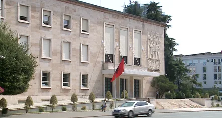 Qeveria ndryshon buxhetin, 20.1 miliardë lekë më shumë për pensione, mbrojtje, rritje pagash e investime