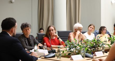 Ministri i Mjedisit takon eurodeputetët: Çdo projekt në Zvërnec do t’i nënshtrohet Vlerësimit të Ndikimit në Mjedis