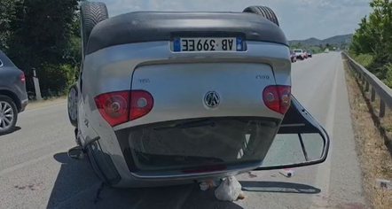 Tentoi të shmangë përplasjen, aksidentohet e më pas përmbyset automjeti në Fiershegan
