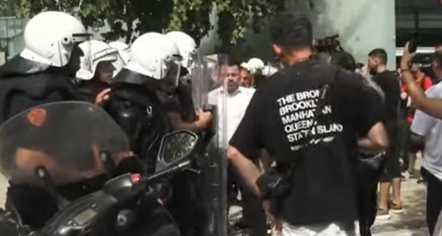 Përplasje mes protestuesve dhe policisë, kaos para Parlamentit
