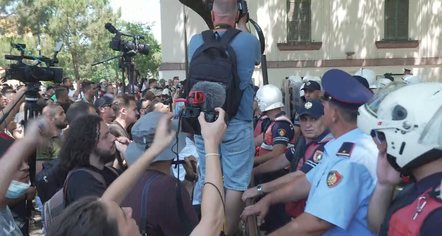 8 të shoqëruar dhe 3 efektivë të plagosur, protestuesit shkojnë në dy komisariate 