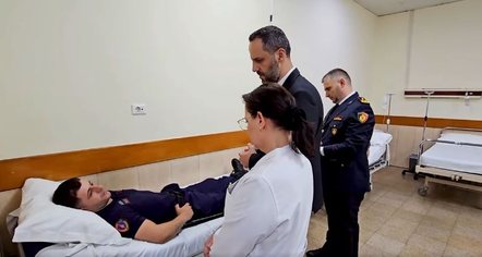Lamallari e Hita vizitojnë policët e plagosur: Akt kriminal, vandalët janë identifikuar, do marrin përgjigjen e merituar