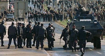 I çmenduri shpalli luftë në Gazimestan, të mençurit këputën telat gjemborë