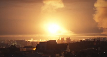 Natë zjarri në Kiev. Rusia lëshon qindra drone e raketa, të paktën 13 viktima 