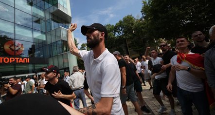 Protestë me tensione para Kuvendit, përplasje me policinë dhe mbi 20 të shoqëruar